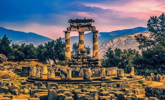 Δελφοί: Η διαμάχη των επιστημόνων για την «έκσταση» της Πυθίας και το απρόβλεπτο εύρημα του γεωλόγου με το ρήγμα- Ποια γινόταν πρωθιέρεια στο μαντείο